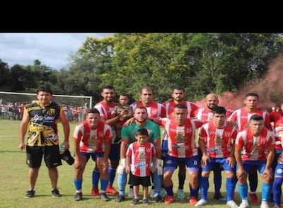 El equipo campeón del Club 13 de Junio. arriba: Toribio Caballero (DT), Richard Resquín, Carlos Montanía, Víctor Benítez, Milciades Pintos, Diego Cáceres, Isaac Lobos (PF), Ernesto Silva (DT). abajo: Hugo Benítez, Rody Figueredo, Marco Prieto, Blas Coronel, Walter Pacheco, Lorenzo Silva.