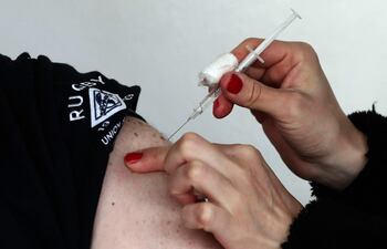 Un hombre es inoculado con la vacuna rusa Sputnik V contra COVID-19, en la Universidad Nacional Lanús de Buenos Aires.