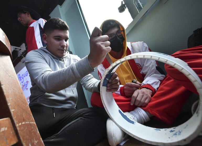 Integrantes de la Orquesta de Instrumentos Reciclados de Cateura de Paraguay construyen instrumentos con material reciclado junto a alumnos de la Unidad Educativa Copacabana, en La Paz (Bolivia). 