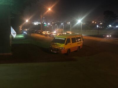 Centenas de vehículos se encuentran en la fila frente al autovac de la Tercera División de Infantería, en Ciudad del Este.