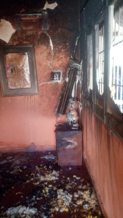 Vivienda quedó en pésimas condiciones luego del incendio de este viernes. Graves daños materiales se observan entre muebles y ventana. (Gentileza).