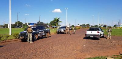 Efectivos de varias fuerzas de seguridad, realizando controles en Pedro Juan Caballero.