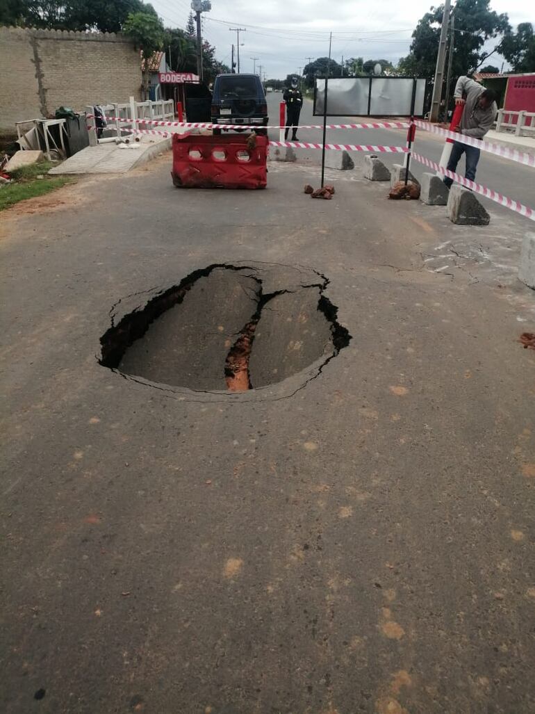 La enorme grieta que se encuentra en la ruta es consecuencia de la rotura de una cañería de la firma cervecera y ahora los vecinos exigen la reparación porque ya ocasionó varios accidentes.