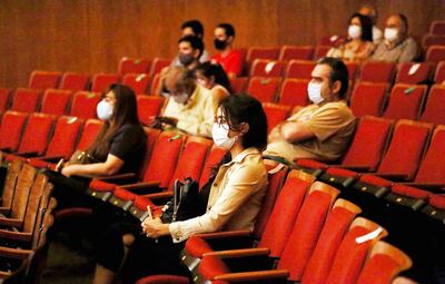 Con tapabocas y distanciamiento, el público asiste al concierto de la OSIC en el Teatro Municipal.