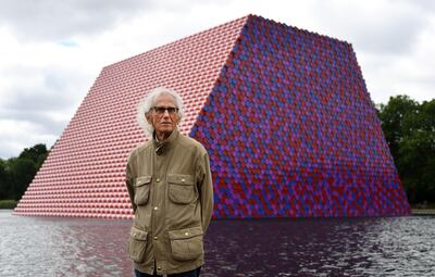 Christo frente a su obra "Mastaba" en el Hyde Park de Londres. El artista búlgaro falleció ayer a los 84 años.