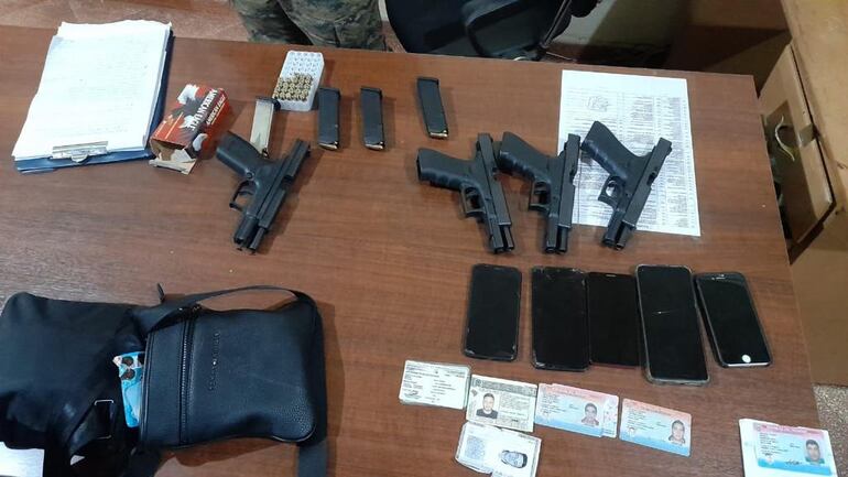 Las armas fueron encontradas en posesión de los cinco detenidos.