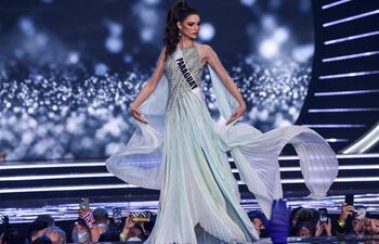 ¿Viene o no a casa la corona de Miss Universo? Hoy se define todo. Nadia Ferreira en su pasada de traje de noche un un vestido que hace alegoría al agua.