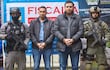 Integrantes del Cuerpo Técnico de Investigación (CTI) y la DIJIN de la Policía colombiana custodian a Andrés Felipe y Ramón Emilio Pérez Hoyos, implicados en el asesinato del fiscal paraguayo, Marcelo Pecci.