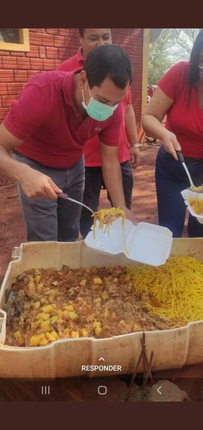 El mal estado del recipiente desde donde servían la comida causó indignación en las redes sociales.