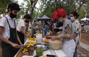 Actividad realizada por Oga Paraguay que fue gestionada también gracias a los alumnos de cerámica del taller inicial de Leila Buffa, en la Feria de la Red Red Agroecológica, a favor de la comunidad indígena Ka´a Poty.