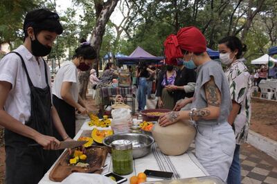 Actividad realizada por Oga Paraguay que fue gestionada también gracias a los alumnos de cerámica del taller inicial de Leila Buffa, en la Feria de la Red Red Agroecológica, a favor de la comunidad indígena Ka´a Poty.