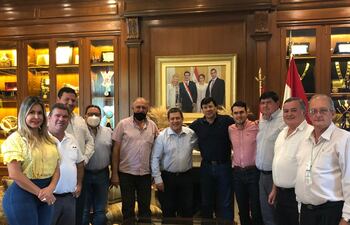 Intendentes colorados de varias localidades del departamento de Itapúa durante una reunión con el expresidente Horacio Cartes, en diciembre.