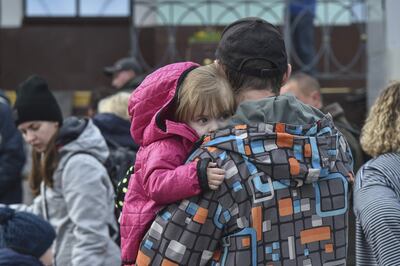 La población local evacuada de Kherson llega a la estación de tren en Dzhankoi, Crimea, el 24 de octubre de 2022, donde se han establecido centros de alojamiento temporal.