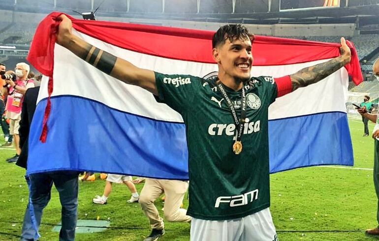 El defensor paraguayo Gustavo Gómez, con la tricolor como estandarte y la medalla de campeón de la Copa Libertadores 2020.