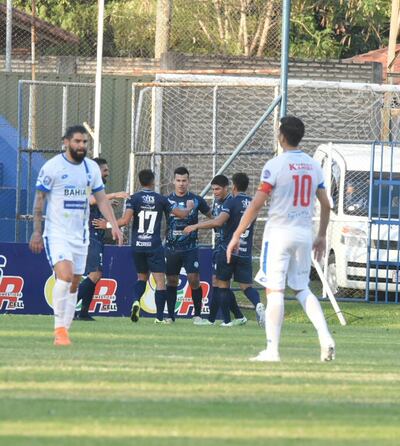José Verdún recibe las felicitaciones de sus compañeros tras el primer gol de Guaireña.