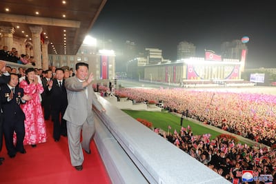 El líder norcoreano Kim Jong-un saluda a una multitud en Pyongyang, en ocasión de la celebración del 73° aniversario de la fundación del país. (EFE/EPA/KCNA)