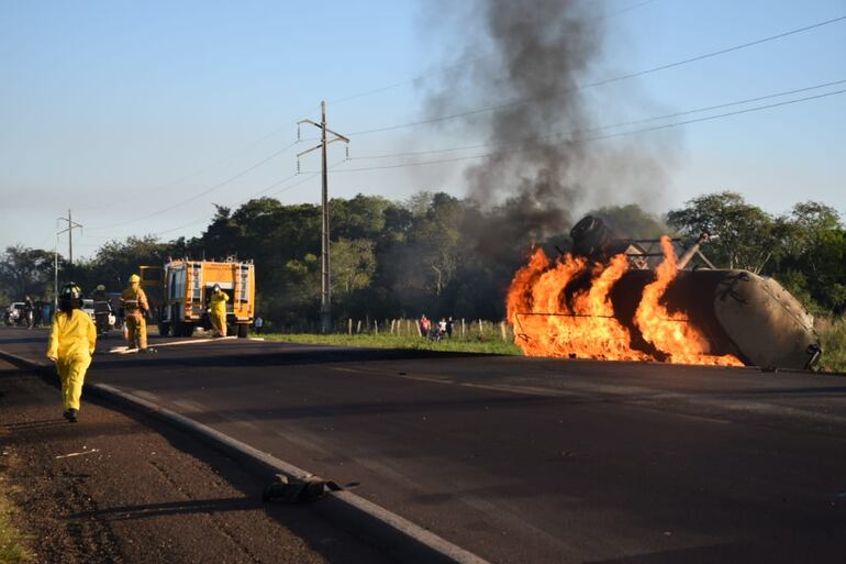 Los bomberos están trabajando en el enfriamiento de la zona.