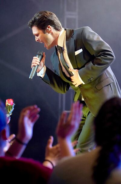 El actor Diego Boneta interpretando a Luis Miguel en la serie.