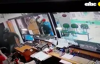 Momento en que los asaltantes ganan la zona de la caja y amenazan a los empleados del local.