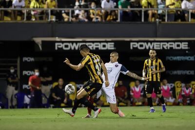 Alan Benítez (d), volante de Cerro Porteño, disputa la pelota con Marcos Cáceres, defensor de Guaraní, en el partido de la última jornada del torneo Clausura 2021.