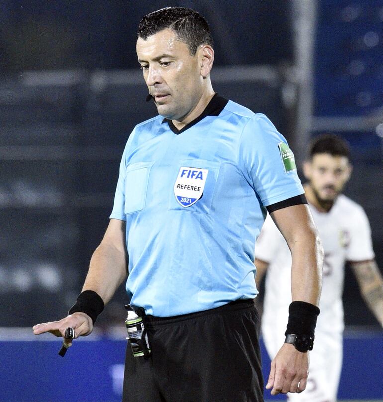 Robert Tobar, de correcto arbitraje pese al error al amonestar a Junior Alonso cuando la acción no ameritaba.