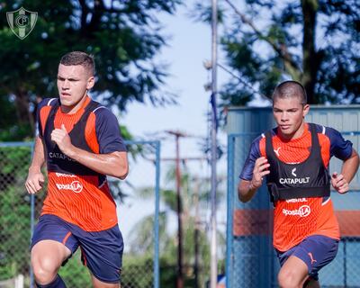 Pedro Esteban Álvarez (21), lateral zurdo, y Alexis Adrián Fariña (18), extremo, alternativas en el plantel de Cerro Porteño.