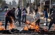 Manifestantes en una barricada en llamas durante una protesta en Santiago, Chile.