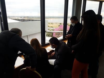 Firma de documentos entre campesinos y autoridades del Ministerio de Agricultura