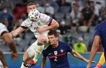Pavard se fue al suelo tras el golpe.