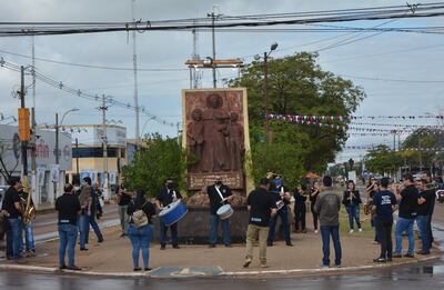 Frente a la estatua en homenaje a Don Bosco, fundador de los Salesianos, los exalumnos ejecutaron músicas patrióticas y salesianas.