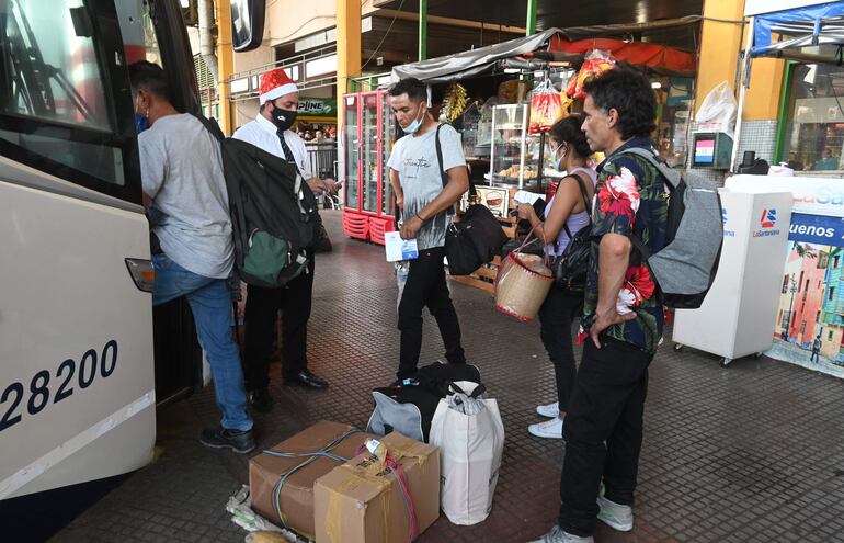 Viajeros abordan un bus en la Terminal de Ómnibus de Asunción, el pasado martes.