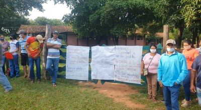 Padres de la escuela “Profesora Virginia Osorio Estigarribia” movilizados frente al local.
