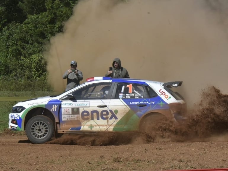 El VW Polo GTI de Augusto Bestard durante la Etapa 1 del Rally de Paraguarí 2022.