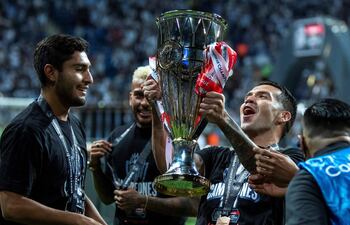 Celso Ortiz levanta el trofeo de la Liga de Campeones de Concacaf, que conquistó por segunda vez con el Monterrey.