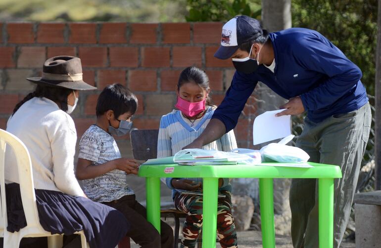 Wilfredo Negrete Jaldin conversa con sus alumnos, a quienes visitan en su casa.
