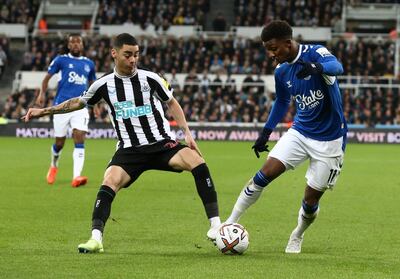 Miguel Almirón en acción ante Demarai Gray, en el partido que Newcastle le ganó 1-0 al Everton el miércoles pasado.