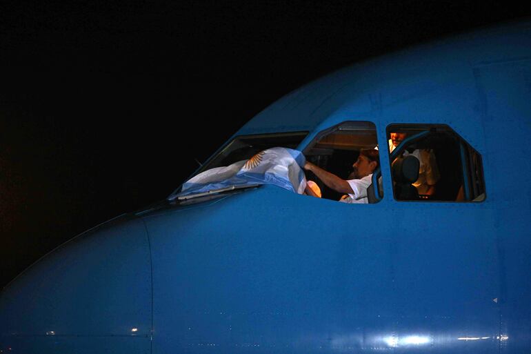 Momento en que el vuelo ARG 1915 de Aerolíneas Argentinas, que trajo a la selección campeona del Mundial Qatar 2022, aterrizaba en el Aeropuerto Internacional de Ezeiza. 