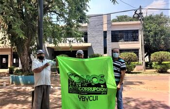 Los miembros de la organización Anticorrupción Efrain Barrios, Hilario Resquín y Lorenzo Torres.