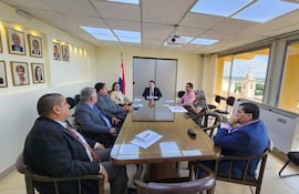 El viceministro Óscar Orué (centro) se reunió ayer con representantes de los "contadores autoconvocados", a fin de buscar soluciones a los problemas del sistema.