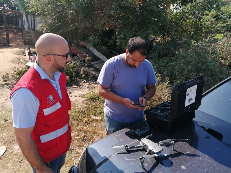 Director Alejandro Buzó, Municipalidad de Asunción (de chaleco rojo), observando el dron usado para las tareas de prevención de incendios.