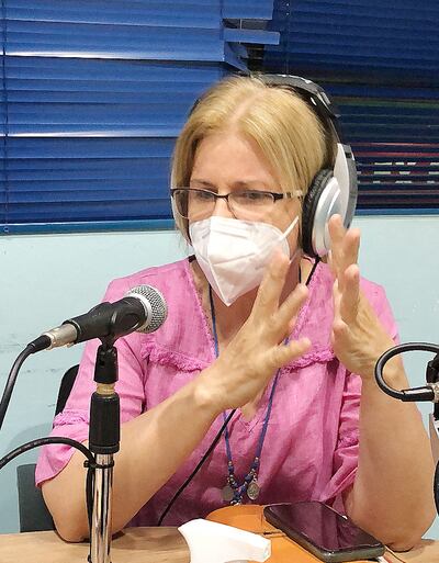 Beatriz Denis, durante el espacio radial que inició ayer.