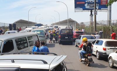 El tránsito  paralizado generó una kilométrica fila vehicular desde el puente hacia Foz de Yguazú, sobre la BR277.