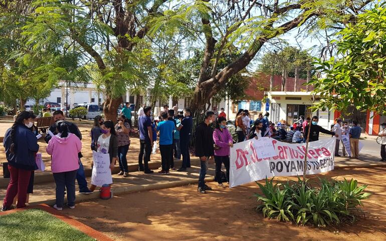 La movilización se realiza frente a la sede de la gobernación.