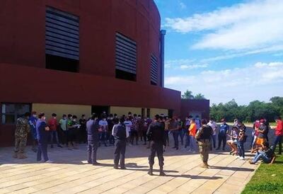 Los 49 paraguayos recibieron su certificado de alta médica ayer antes de regresar a sus hogares.