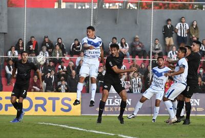 Sin que el defensor del Sportivo Ameliano, Walter Cabrera logre interponerse, Roque Santa Cruz ya pegó el cabezazo y el primer gol de Libertad.