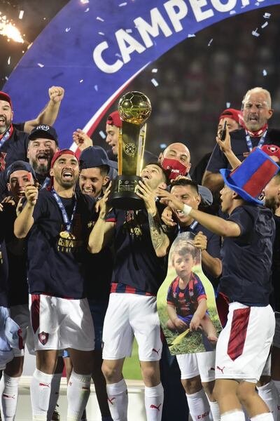 Jugadores del club Cerro Porteño levantan el trofeo del Torneo Apertura 2020 este sábado.