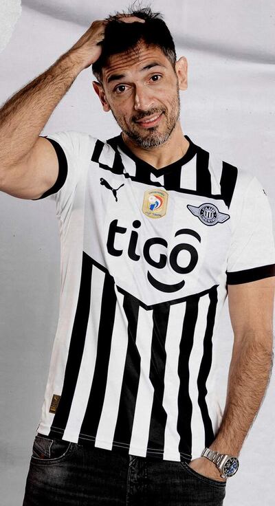 Roque Santa Cruz (40 años), con la nueva camiseta de Libertad.