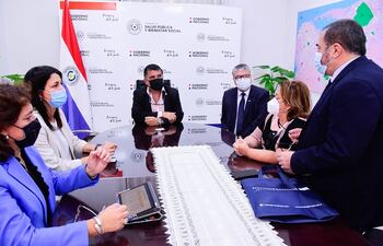 El ministro de Salud, Julio Borba se reunió con representantes de la Universidad de Córdoba para potenciar el uso del plasma excedente.