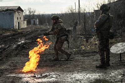 Soldados Ucranianos junto a una fogata cerca de la ciudad de Bajmut, el pasado domingo.