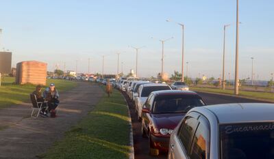 La fila de aproximadamente 1.000 vehículos que se juntó desde las 11:00 hasta aproximadamente las 17:00.